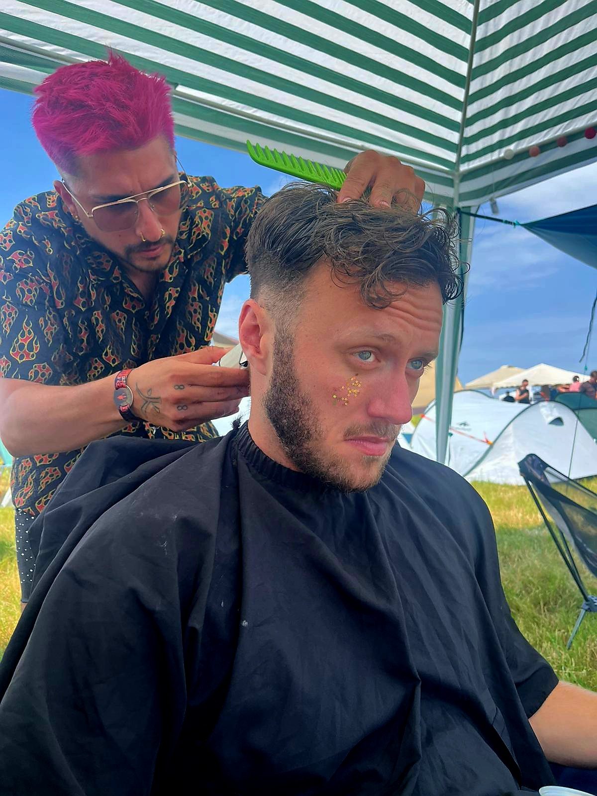 Kaan cutting at the festival